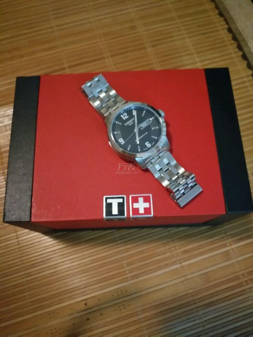 红色表带白色表盘